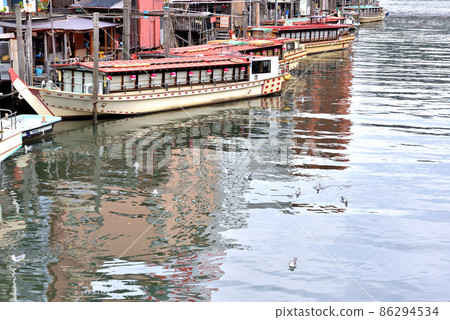 A houseboat that stops at the Kandagawa boat inn in Asakusabashi 86294534