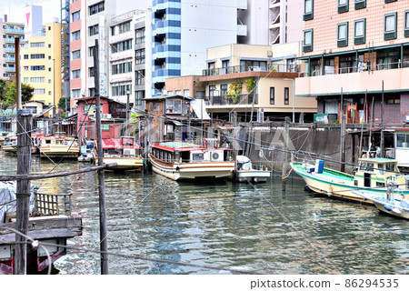 A houseboat that stops at the Kandagawa boat inn in Asakusabashi 86294535