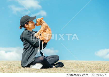 一個穿著運動服遛狗的女人(簡介/吻) 一個穿著運動服遛狗的女人(簡介/吻) 86294724