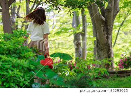 Female in her 20s taking a walk in the park 86295015