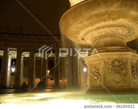 梵蒂岡城噴泉在晚上 86295022