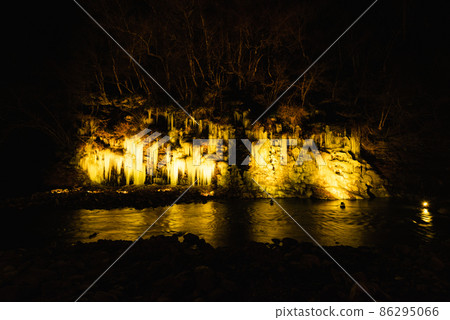 Chichibu's three major ice pillars and thirty mallet ice pillars lit up 86295066