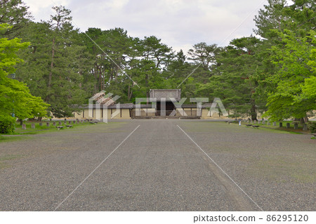 At the end of spring, the double cherry blossoms of Kyoto Sento Imperial Palace are in full bloom and the fresh green of maples At the end of spring, the double cherry blossoms of Kyoto Sento Imperial Palace are in full bloom and the fresh green of maples 86295120