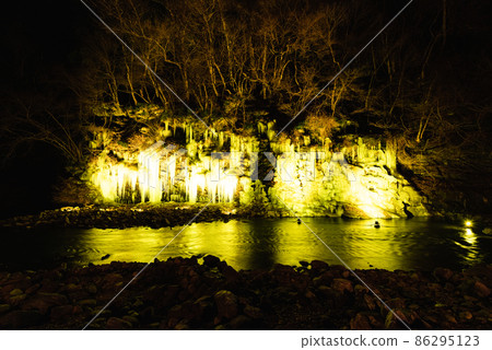 Chichibu's three major ice pillars and thirty mallet ice pillars lit up 86295123