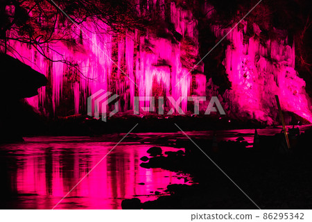 秩父的三大冰柱和三十個槌冰柱亮起 86295342