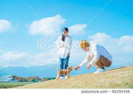男人和女人和他們的狗一起玩 86295498