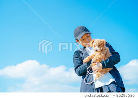 穿著運動服遛狗的女人（上身） 86295586