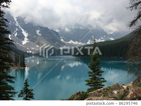 Turquoise blue Moraine Lake where the snowy mountains of Ten Peak reflect on the surface of the lake Turquoise blue Moraine Lake where the snowy mountains of Ten Peak reflect on the surface of the lake 86295746