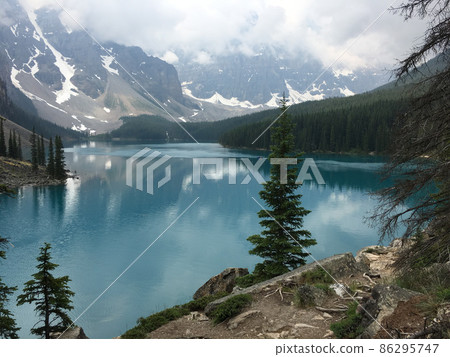 Turquoise blue Moraine Lake where the snowy mountains of Ten Peak reflect on the surface of the lake Turquoise blue Moraine Lake where the snowy mountains of Ten Peak reflect on the surface of the lake 86295747