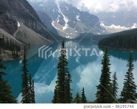 Turquoise blue Moraine Lake where the snowy mountains of Ten Peak reflect on the surface of the lake Turquoise blue Moraine Lake where the snowy mountains of Ten Peak reflect on the surface of the lake 86295748