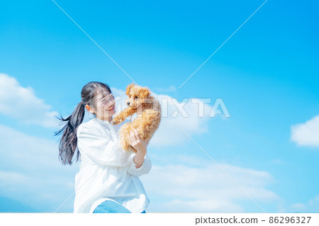 女性和她的狗玩耍(上半身) 女性和她的狗玩耍(上半身) 86296327