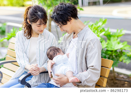Young couple hugging baby Young couple hugging baby 86298173