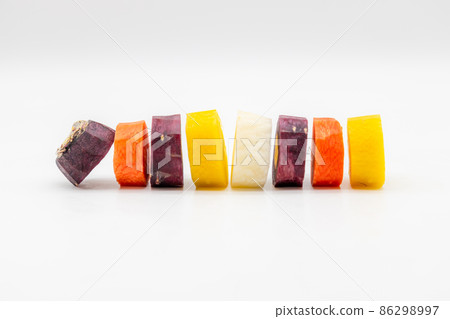 排成片的彩色胡蘿蔔 排成片的彩色胡蘿蔔 86298997