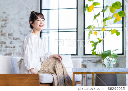 年輕女子在客廳放鬆 86299015