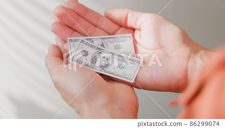 money getting smaller 86299074