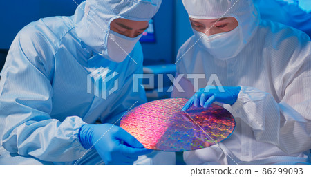 technician with wafer 86299093