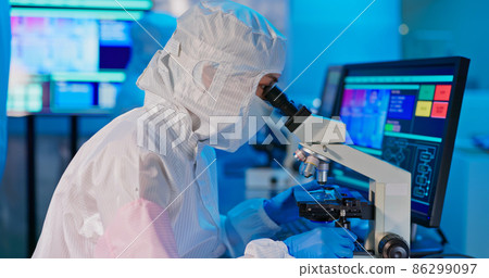 technician in sterile coverall 86299097