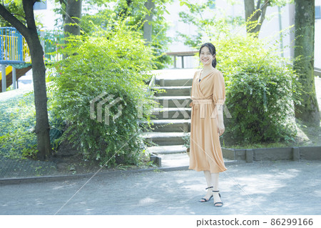Beige one-piece female outdoor Beige one-piece female outdoor 86299166