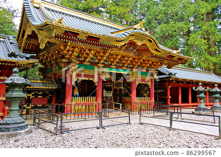 [Tochigi] Spring Nikko Sanrokuji Temple Yashamon Gate 86299567