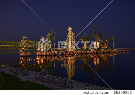 Part of the feed grain complex seen from "Hachinohe No. 3 Pier Green Area" in Hachinohe City, Aomori Prefecture 86299898