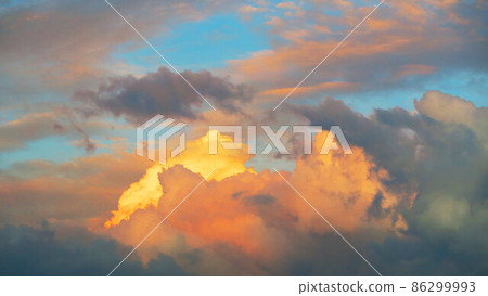 黃昏的天空和雲景觀 黃昏的天空和雲景觀 86299993