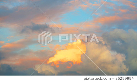 黃昏的天空和雲景觀 黃昏的天空和雲景觀 86299994