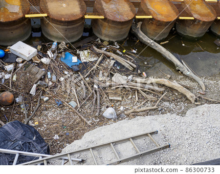 Drifting garbage in the river, former Edo River 86300733