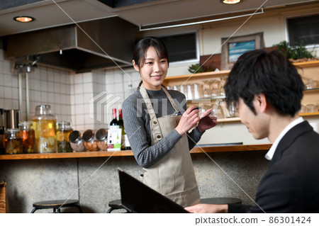 在咖啡館（餐廳）工作的亞洲女店員（訂單/訂單） 86301424