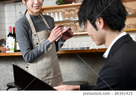 在咖啡館（餐廳）工作的亞洲女店員（訂單/訂單） 86301425