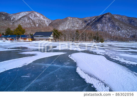 冬季從群馬縣赤城山的冰層眺望東側（木曾駒山、駒嶽山、赤城神社等） 86302056