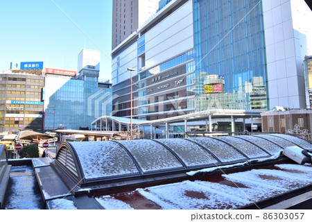 前一天的雪還在橫濱站前的風景 前一天的雪還在橫濱站前的風景 86303057