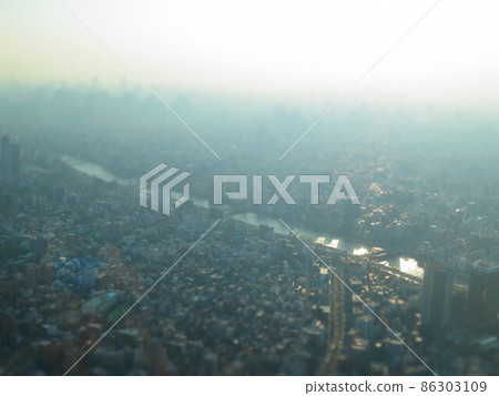 東京城市景觀和遠處因天然氣而多雲的建築物 86303109