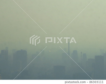 東京城市景觀和遠處因天然氣而多雲的建築物 86303111