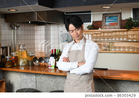 Asian man in an apron worried at a restaurant 86303429