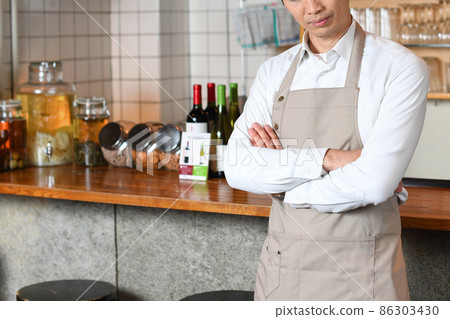 Asian man in an apron worried at a restaurant 86303430