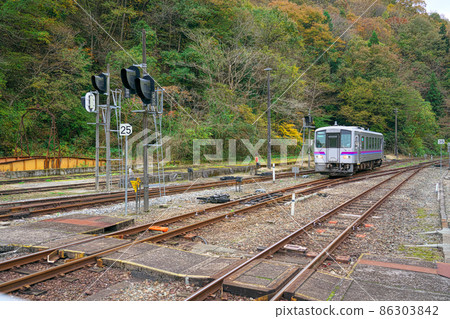Geibi Line train Bingo-Ochiai terminal that enters Bingo-Ochiai Station from the direction of Shobara, Shobara City, Hiroshima Prefecture 86303842