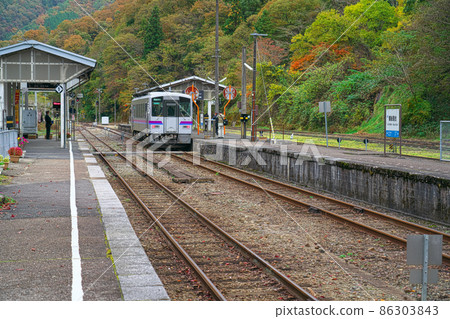 Geibi Line train at the end of Bingo-Ochiai, which is stopped at Bingo-Ochiai Station, Shobara City, Hiroshima Prefecture 86303843