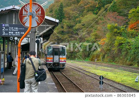 Geibi Line train Bingo-Ochiai terminal arriving at Bingo-Ochiai Station from Niimi, Shobara City, Hiroshima Prefecture 86303845