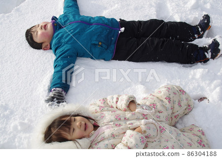 I play snow well with my brother and sister 86304188