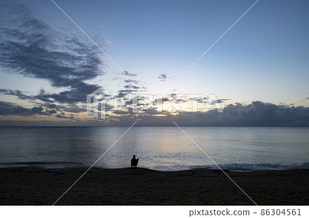 沖繩：黃昏的漁民（桃源原海灘） 86304561