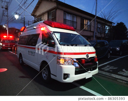 夜間派出的救護車 夜間派出的救護車 86305393