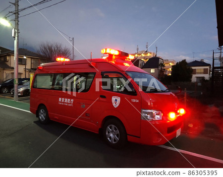 夜間緊急出動的消防車 夜間緊急出動的消防車 86305395