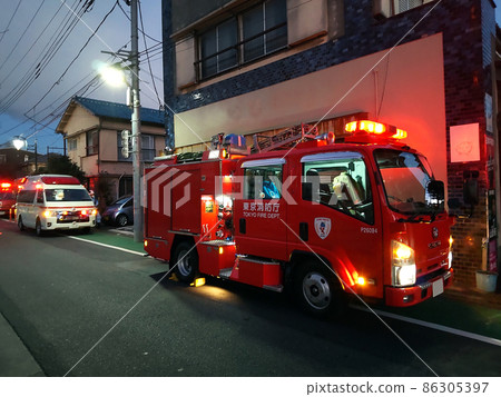 夜間緊急出動的消防車 86305397