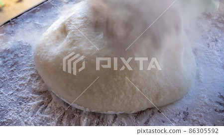 Mochi for New Year's preparation (freshly steamed mochi) 86305592