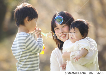 父母和孩子玩肥皂泡 86305646