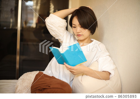 一個女人讀 86305893