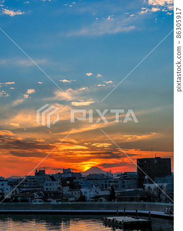 從 Kannana-Dori、東京和富士山的日落後的日落 從 Kannana-Dori、東京和富士山的日落後的日落 86305917