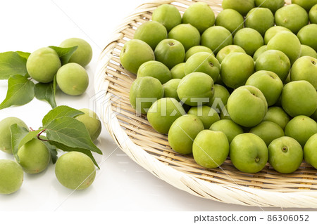 白色背景的青梅 86306052
