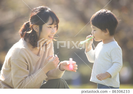 父母和孩子玩肥皂泡 86306233