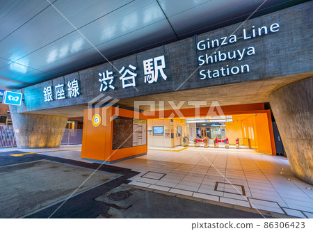 日本東京都市風景在東京地鐵銀座線上俯瞰澀谷站 = 1 月 26 日 86306423